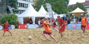 Zum zweiten Mal Sieger in der Historie des Beach-Soccer-Cup: Die Mannschaft des ZAH setzt sich auch gegen das Team der Sparkasse Hildesheim durch. Foto: Kolbe