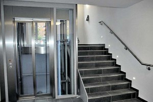 Neu ist der moderne Fahrstuhl, der jetzt alle Etagen – vom Dach bis zum Keller – barrierefrei verbindet. Fotos (3): Freter