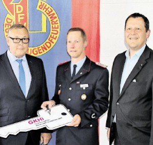 Rolf Pfeiffer, Uwe Füllberg und Matthias Kaufmann mit dem symbolischen Schlüssel für das neue Feuerwehrhaus Mehle. Foto: Göke